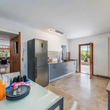 Sleeps 5 With Pool Air Con And Wifi